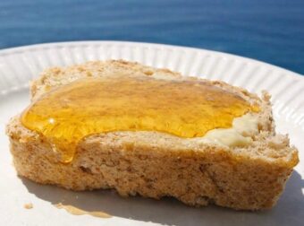 Παραμονή Πρωτοχρονιάς: Aλείψτε μια φέτα ψωμί με μέλι – Το τελετουργικό για καλή τύχη και αφθονία που λίγοι ξέρουν