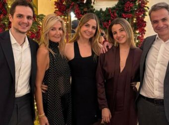 Με οικογενειακή φωτογραφία το «καλή χρονιά» του 2026 από τον πρωθυπουργό