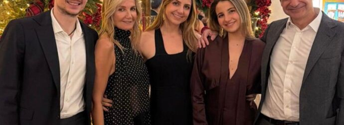 Με οικογενειακή φωτογραφία το «καλή χρονιά» του 2026 από τον πρωθυπουργό