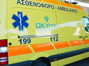 Βοηθούσε γυναίκα να παρκάρει και βρέθηκε διασωληνωμένος αφού εγκλωβίστηκε ο λαιμός του στην πόρτα