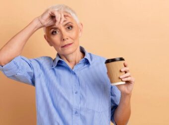 Αγαπάτε τον καφέ; Ειδικοί αποκαλύπτουν με τι δεν πρέπει να τον συνδυάζετε μετά τα 50