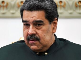 Οι πρώτες φωτογραφίες του Νικολάς Μαδούρο μετά τη σύλληψή του – Με καλυμμένα μάτια και χειροπέδες