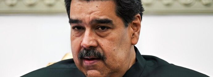 Οι πρώτες φωτογραφίες του Νικολάς Μαδούρο μετά τη σύλληψή του – Με καλυμμένα μάτια και χειροπέδες