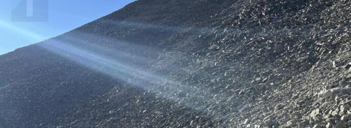 Μόνο όσοι έχουν όραση ελεύθερου σκοπευτή μπορούν να εντοπίσουν τη σύζυγο του άντρα που περπατά στο βουνό