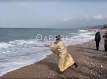 Ιερέας στη Μεσσηνία έριξε τον Σταυρό στη θάλασσα με καλάμι ψαρέματος