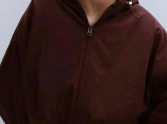 Η φούστα του 2026 μόλις έφτασε στα Mango και οι γυναίκες άνω των 50 τη φορούν με ψηλές μπότες