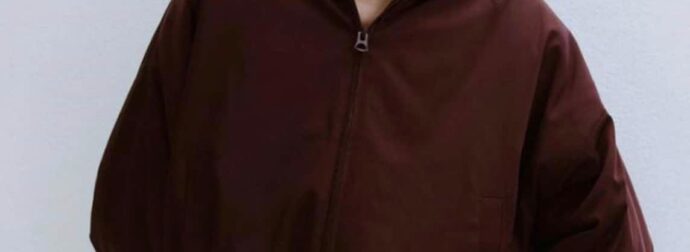 Η φούστα του 2026 μόλις έφτασε στα Mango και οι γυναίκες άνω των 50 τη φορούν με ψηλές μπότες