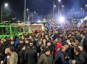 Οι αγρότες κόβουν την Ελλάδα στα δύο – Κλείνουν τα Τέμπη για 48 ώρες