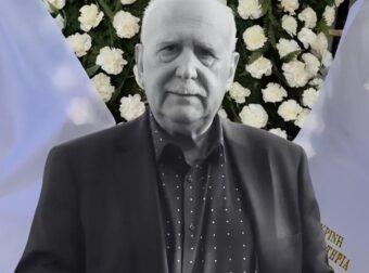 Κηδεία Παπαδάκη: Όλοι παρατήρησαν τι γράφει το στεφάνι που έστειλε ο Μητσοτάκης – Συντετριμμένη η σύζυγός του Τίνα, μπήκε από την πίσω πόρτα