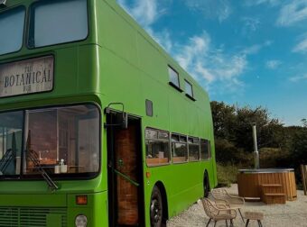 Από εγκαταλελειμμένο λεωφορείο σε πλήρως λειτουργικό σπίτι: Η ιστορία του «Botanical Bus»