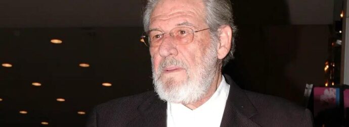 Πεταμένα στα σκουπίδια βρέθηκαν βραβεία και αντικείμενα του Γιάννη Βόγλη – Πωλούνται στο Διαδίκτυο, τι λέει ο γιος του