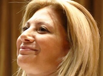 Στο πλευρό της Μαρίας Καρυστιανού πολύ γνωστός Έλληνας βουλευτής