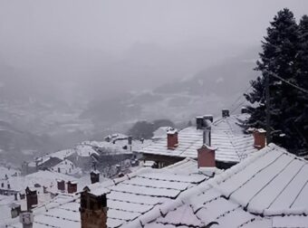 Ξύπνησαν σήμερα και ήταν όλα… άσπρα: Πέφτουν χιόνια μέχρι και μέσα στο κέντρο της πόλης