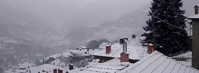 Ξύπνησαν σήμερα και ήταν όλα… άσπρα: Πέφτουν χιόνια μέχρι και μέσα στο κέντρο της πόλης