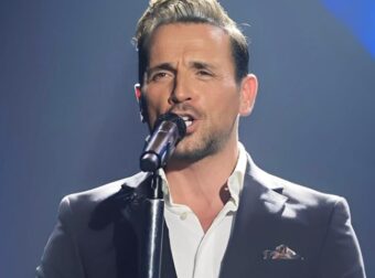 Νίκος Βέρτης: Η σπάνια δημόσια εμφάνιση με τη σύντροφό του στον Γιώργο Μαζωνάκη