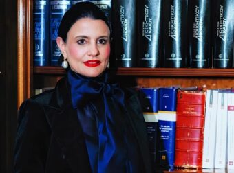 Μαρία Γρατσία: Ποια είναι η γυναίκα – δεξί χέρι της Μαρίας Καρυστιανού