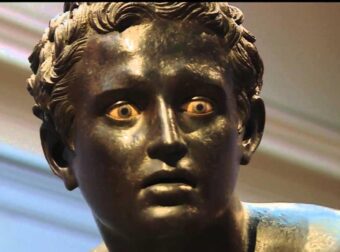 Γιατί οι άνδρες στα αρχαία ελληνικά αγάλματα έχουν όλοι μıκρó μóρıο;