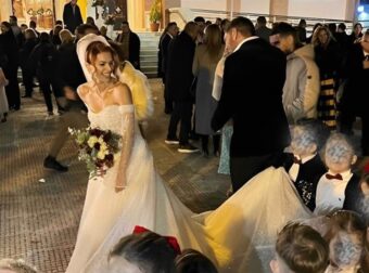 Κομοτηνή: Νηπιαγωγός παντρεύτηκε με 20 παρανυφάκια, τους αγαπημένους της μαθητές