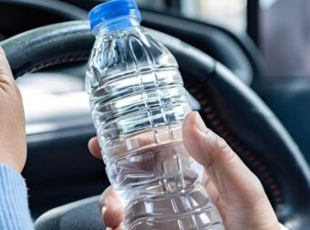 Το κρυφό δηλητήριο στα εμφιαλωμένα νερά: Οι επιστήμονες προειδοποιούν