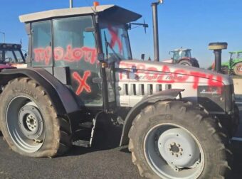 «Προδότες»: Βανδάλισαν τρακτέρ αγροτών που πήγαν στη συνάντηση με τον Μητσοτάκη στο μπλόκο της Νίκαιας, δείτε εικόνες