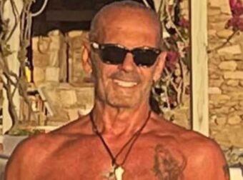 Πέτρος Κωστόπουλος: O πιο γοητευτικός 70αρης στην Ελλάδα – Γυμνασμένος, πάντα όμορφος και με στυλ