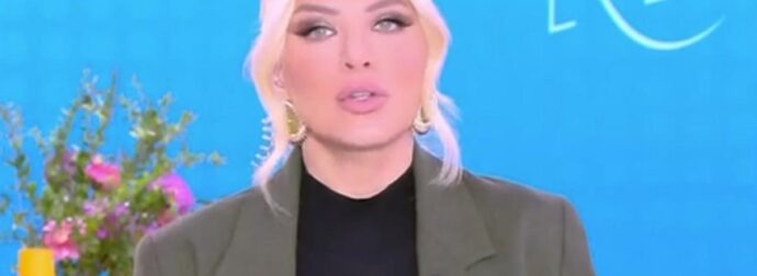 Πανικός στην εκπομπή για τη Καινούργιου: Πήρε τηλέφωνο τον γιατρό της – «Πονάω, δυσκολεύομαι πάρα πολύ!»