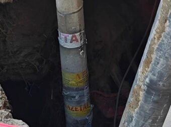 Πανικός στο κέντρο της Αθήνας: Άνοιξε τρύπα στο έδαφος και «ρούφηξε» κολώνα  