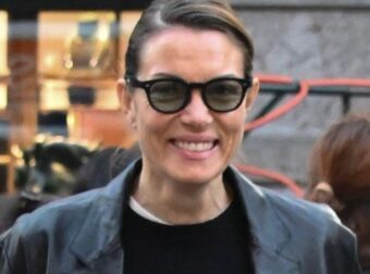 Βίκυ Καγιά: Bόλτα με την κατάξανθη κόρη της στο κέντρο της Αθήνας