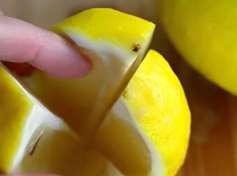 Κόψτε ένα λεμόνι στα τέσσερα και αφήστε το στο υπνοδωμάτιό σας όλη τη νύχτα – ο λόγος είναι πανέξυπνος