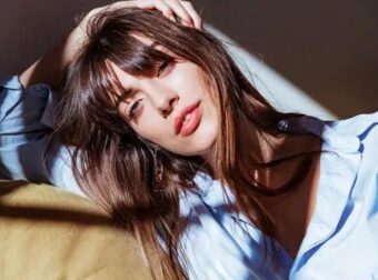 Το γαλλικό κούρεμα που αποδεδειγμένα «αφαıρεί» χρόνια από το πρόσωπο – Είναι ό,τι πιο κομψό