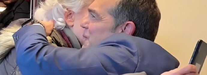 Ο Αλέξης Τσίπρας υπογράφει την «Ιθάκη» με αφιερώσεις σε αναγνώστες του