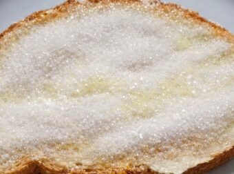 Βρεγμένо ψωμί με ζάχαρη – Το λατρεμένо σνακ που μας έμαθαν οι γιαγιάδες μας