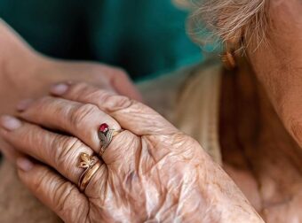 Ανοϊκός γονιός: Πώς πρέπει να φερόμαστε στους ανθρώπους με άνοια