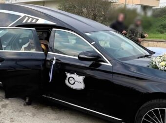 Ο περίεργος γάμος φέτος στην Ελλάδα: Γαμπρός πήγε στην εκκλησία με … νεκροφόρα