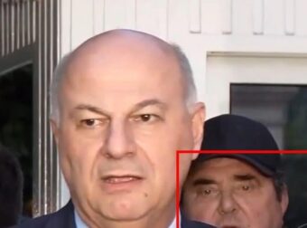 Πρώτο πλάνο ο Ανεστίδης έξω από το Μαξίμου την ώρα των δηλώσεων για τη συνάντηση Μητσοτάκη με τους αγρότες