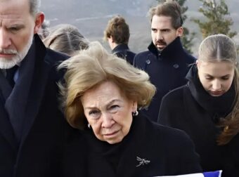 Κηδεία πριγκίπισσας Ειρήνης: Συντετριμμένη η βασίλισσα Σοφία με την ελληνική σημαία στην αγκαλιά – Οι πρώτες εικόνες μετά την ταφή στο Τατόι