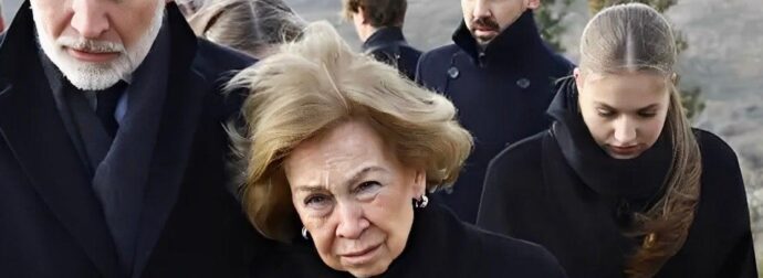 Κηδεία πριγκίπισσας Ειρήνης: Συντετριμμένη η βασίλισσα Σοφία με την ελληνική σημαία στην αγκαλιά – Οι πρώτες εικόνες μετά την ταφή στο Τατόι