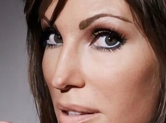 Άλογο Κούρσας… η Βίκυ Χατζηβασιλείου – Δείτε τα τέλεια πόδια της