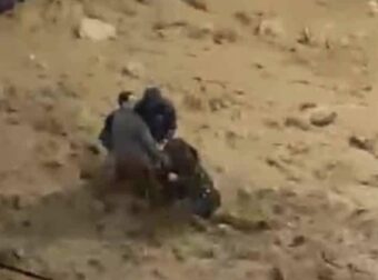 Βίντεο-σοκ από την κακοκαιρία – Περαστικοί έσωσαν γυναίκα που παρασύρθηκε από τόνους λάσπης στην Γλυφάδα