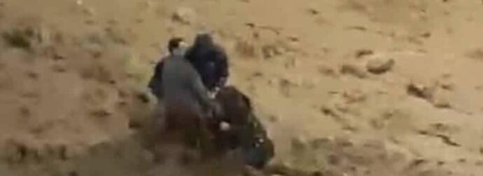 Βίντεο-σοκ από την κακοκαιρία – Περαστικοί έσωσαν γυναίκα που παρασύρθηκε από τόνους λάσπης στην Γλυφάδα