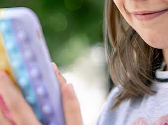 10 σημάδια ότι το παιδί είναι πολλές ώρες σε οθόνη – Τι λέει η παιδίατρος