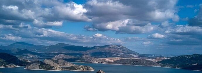 Η Υλίκη από ψηλά: Οι βροχές και τα χιόνια γεμίζουν με νερό την λίμνη – Δείτε βίντεο