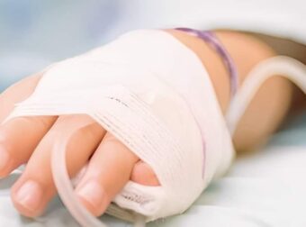 Επιδεινώθηκε η κατάσταση της 6χρονης που νοσηλεύεται στη ΜΕΘ με εγκεφαλίτιδα: «Έχει επηρεαστεί το νευρικό της σύστημα» λέει η γιαγιά της