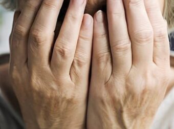 12 άσχημες συνήθειες που κάνετε στα γεράματα και τις προσέχουν όλοι, αλλά κανείς δεν τολμά να σας τις πει