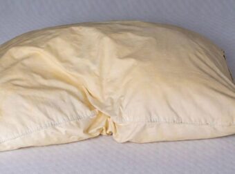  Πώς να καθαρίσετε τα βρώμικα μαξιλάρια για να είναι λευκά και να μυρίζουν ωραία