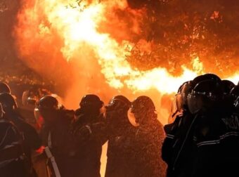Αλβανία: Φλέγονται τα Τίρανα – Σοβαρά επεισόδια και 5 αστυνομικοί τραυματίες σε αντικυβερνητική διαδήλωση