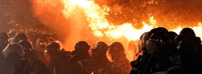 Αλβανία: Φλέγονται τα Τίρανα – Σοβαρά επεισόδια και 5 αστυνομικοί τραυματίες σε αντικυβερνητική διαδήλωση