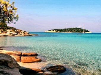 Το άγνωστο εξωτικό ελληνικό νησί που έχει ζεστά νερά όλο το χρόνο και καθόλου κύμα