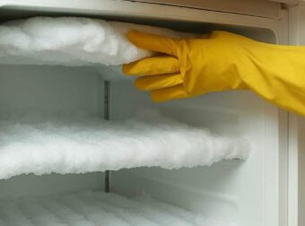 O έξυπνος τρόπος για να καθαρίσετε τον πάγο από την κατάψυξη και να την κάνετε σαν καινούργια