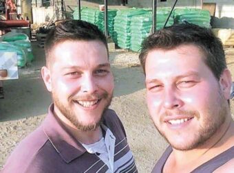 Τα αδέρφια Θωμάς και Χρήστος Μόσχος τρολάρουν Άδωνι: «Μείνετε καλύτερα στα νανογιλέκα»